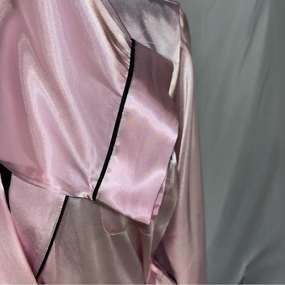 Frederick's of Hollywood Women’s Pink with Black Trim Long Sleeve Robe Size L/XL - Picture 8 of 10